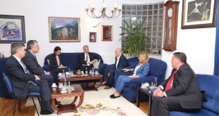 Kryetari i LDK-së, Isa Mustafa ka pritur në takim përshëndetës ambasadorin e ShBA-ve në Prishtinë, Greg Delawie
