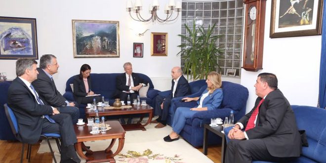 Kryetari i LDK-së, Isa Mustafa ka pritur në takim përshëndetës ambasadorin e ShBA-ve në Prishtinë, Greg Delawie