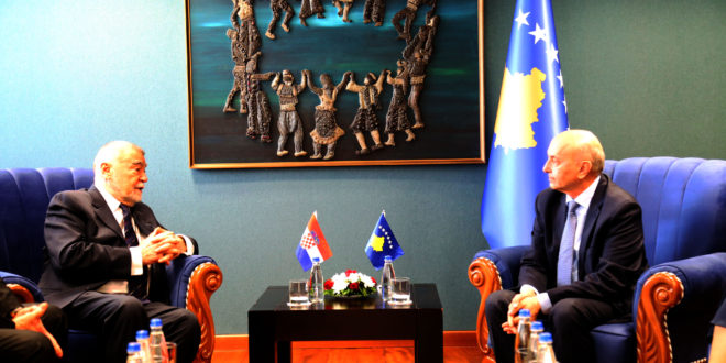Kryeministri i Kosovës, Isa Mustafa, priti në takim ish-kryetarin e Kroacisë, Stjepan Mesiq