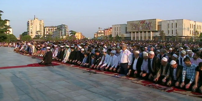 Mijëra besimtarë myslimanë në sheshin “Skënderbej”, në Tiranë, kanë falur namazin e Kurban Bajramit