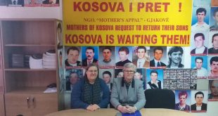 Shoqata “Thirrjet e nënave” në Gjakovë me nënat e të pagjeturve të kësaj komune, kanë mbajtur konferencën e fund-vitit