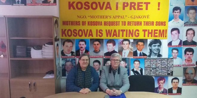 Shoqata “Thirrjet e nënave” në Gjakovë me nënat e të pagjeturve të kësaj komune, kanë mbajtur konferencën e fund-vitit