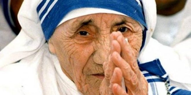 Kathimerini: Nënë Tereza kishte lidhje të fshehta me regjimin e Enver Hoxhës dhe financime të dyshimta