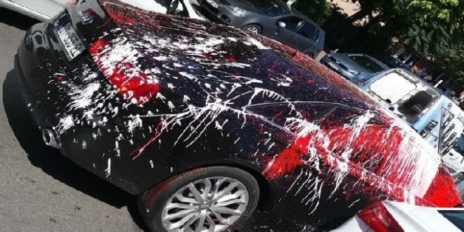 Aktivistët e Vetëvendosjes e gjuajnë me ngjyrë veturën e ministrit, Hyseni