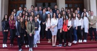 Nxënësit shqiptarë të Malit të Zi u takuan me kryetarin, Bujar Nishani
