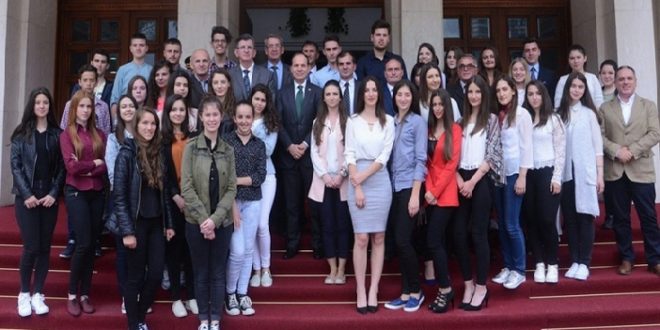 Nxënësit shqiptarë të Malit të Zi u takuan me kryetarin, Bujar Nishani