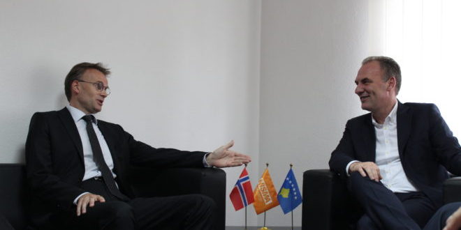 Kryetari i NISMA për Kosovën, Fatmir Limaj priti në takim ambasadorin e Norvegjisë