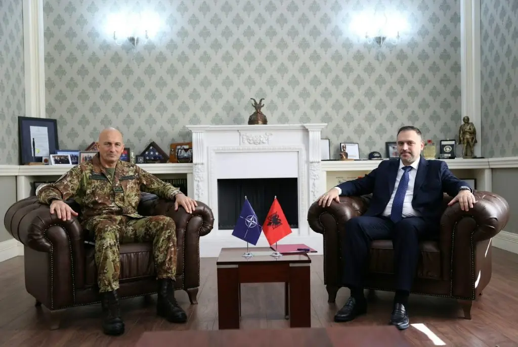 Komandanti i KFOR it takohet me ministrin e Mbrojtjes së Shqipërisë  diskutojnë për sigurinë në Kosovë