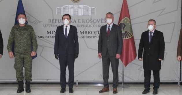 Kryeministri në detyrë Albin Kurti e viziton Ministrinë e Mbrojtjes dhe Shtabin e Përgjithshëm të FSK-së