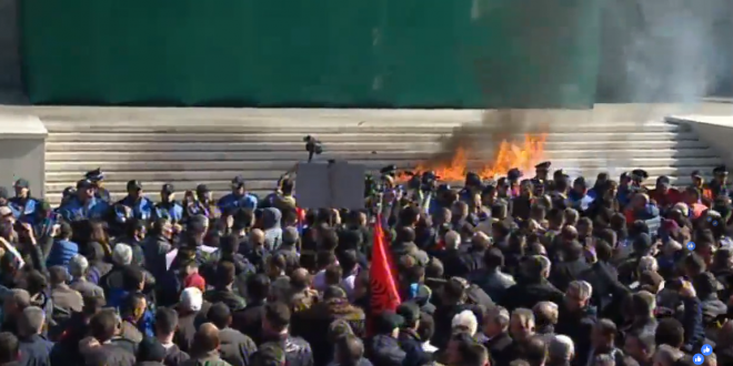 Ka përshkallëzuar protesta e opozitës në Tiranë, teksa është hedhë lëndë djegëse dhe është sulmuar kryeministria