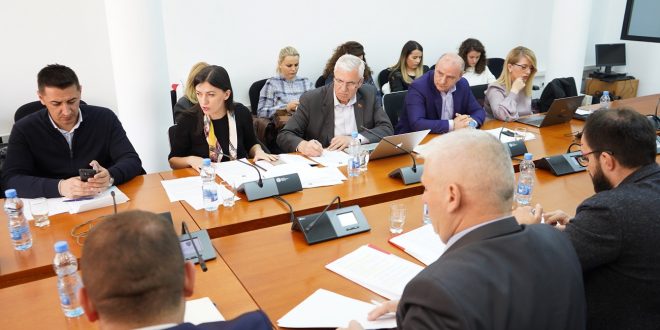 Ndryshimi i Ligjit të Zgjedhjeve të Përgjithshme, ka përplasur mes veti deputetet Xhevahire Izmaku dhe Albulenë Haxhiu