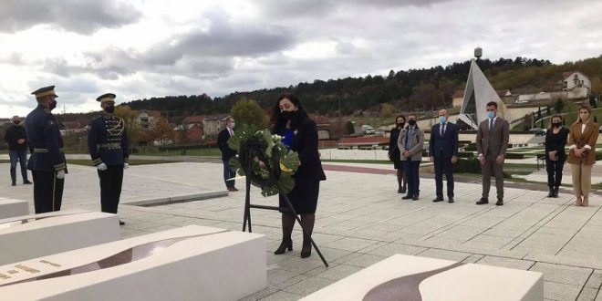 Vjosa R. Osmani mohon qëndresën titanike të Jasharëve kundër Serbisë dhe atë e paraqet si mendësi shfarosëse të saj