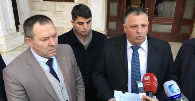 Përfaqësuesit e organizatave të dala nga lufta e UÇK-së dorëzojnë në Kuvend peticionin për shfuqizimin e Ligjit për Specialen