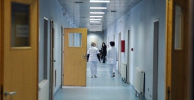 Shërbimi Spitalor Klinik dhe Universitar i Kosovës ka njoftuar se 540 pacientë po trajtohen me oksigjeno-terapi dhe 44 në kujdes intensiv