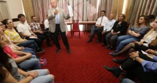 Kryetari i AKR-së, Behgjet Pacolli, ka mbajtur sot një takim me të rinjtë e Gjilanit