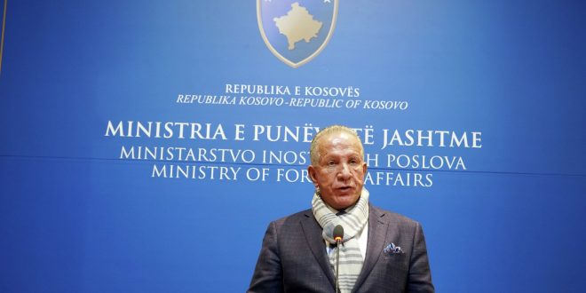 Ministri i Jashtëm i Kosovës, Behxhet Pacolli e shpall Peter Handke person të padëshiruar në Kosovë