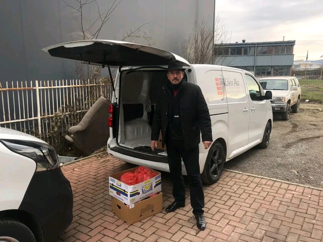 Shpërndahen pako ushqimore për familjet në nevojë në Viti