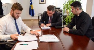 Ministri i Infrastrukturës, Pal Lekaj e ka nënshkruar sot kontratën për zgjerimin e rrugës, Dollc- Gjakovë