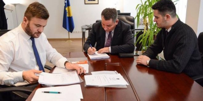 Ministri i Infrastrukturës, Pal Lekaj e ka nënshkruar sot kontratën për zgjerimin e rrugës, Dollc- Gjakovë