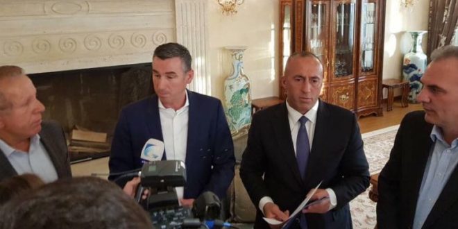 Kryetari i AKR-së, Behgjet Pacolli, ka nënshkruar marrëveshjen për bashkëqeverisje me përfaqësuesit e koalicionit PAN