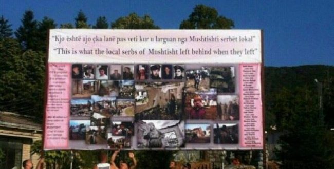 Një pankartë me foto të krimeve serbe në fshatin Mushtisht i ka zemëruar kriminelët e zyrtarët në Beograd