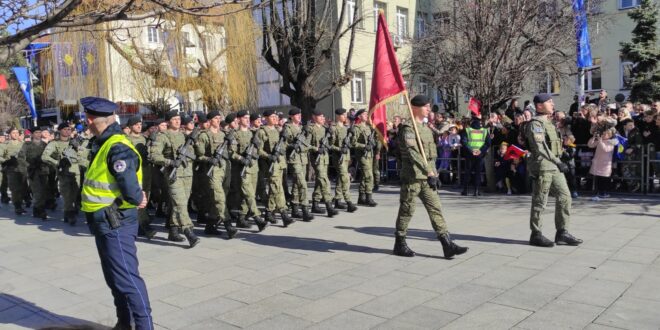 Mijëra qytetarë të vendit tonë dolën në sheshet e kryeqytetit të Kosovës për të shënuar 15-vjetorin e shpalljes së Pavarësisë