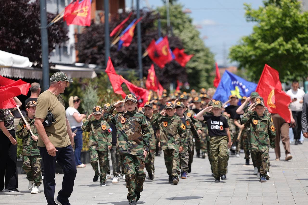 Organizohet Parakalimi i nxënësve me veshje të UÇK së në Sheshin  Adem Jashari 