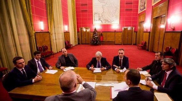 Bisedimet për themelimin e qeverisë mes LSDM-së dhe partive shqiptare mund të dështojnë për gjuhën shqipe