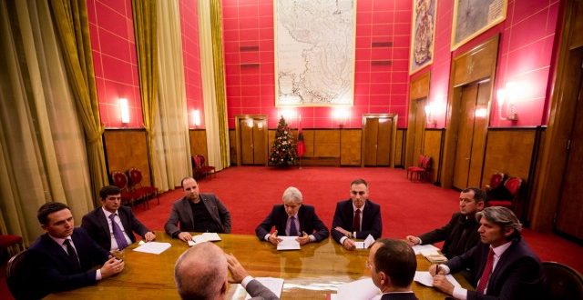 Partitë politike shqiptare e cilësojnë si të papranueshëm planin e VMRO-DPMNE për dalje nga kriza politike