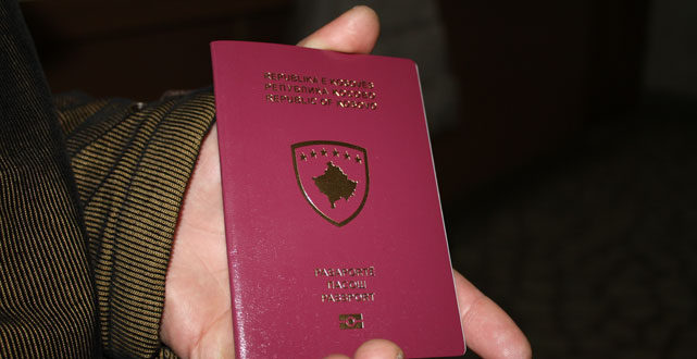Disa qytetarë po vërshojnë nëpër sportele për t’u pajisur me pasaporta biometrike