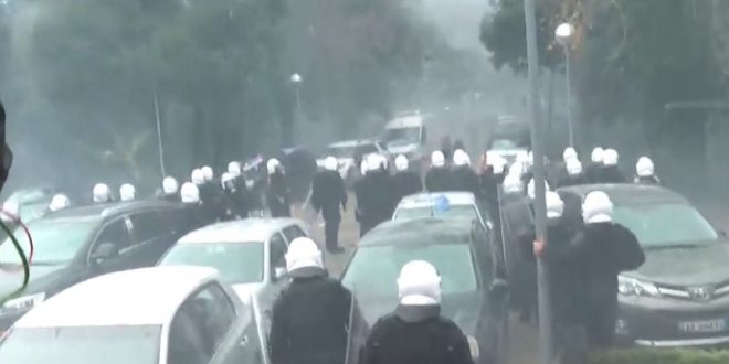 Pas thirrje së deputetëve të PD-së, ka ndërhyrë policia e Shtetit dhe i ka shpërndarë protestuesit para selisë së saj, në Tiranë