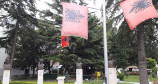 Komuna e Pejës harron flamujt pranë përmendoreve të dëshmorëve të kombit