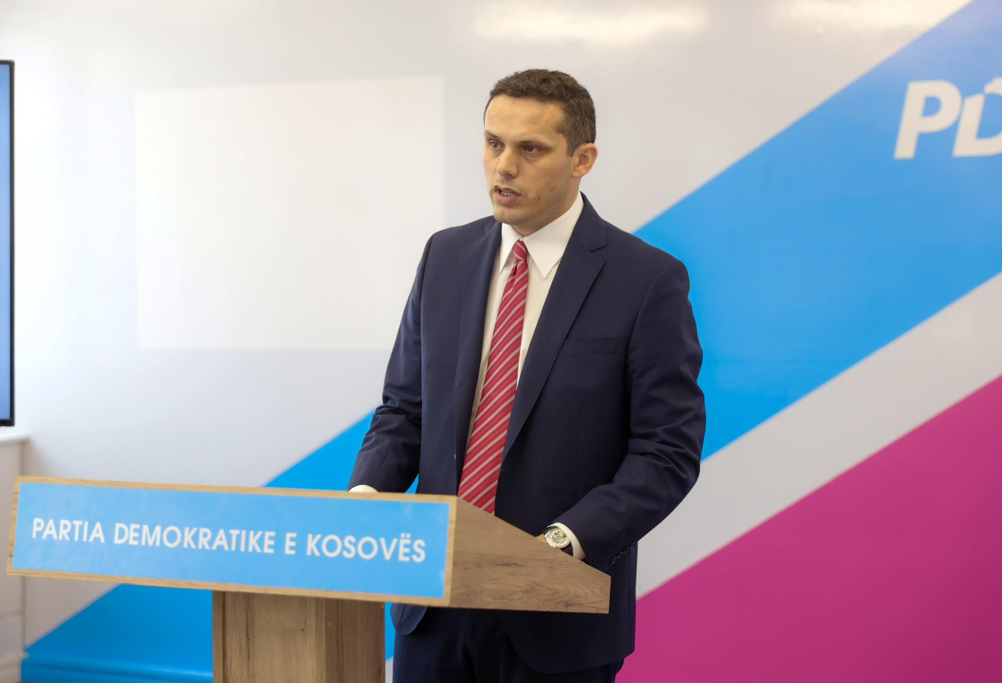 Opozita godet ashpër  Kushtetuesja demaskon kërkesat e pabazuara dhe abuzimin me institucionet