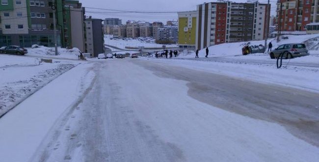 Policia e Kosovës ka bërë thirrje për kujdes të shtuar në trafik pas reshjeve të dendura të borës në vendin tonë