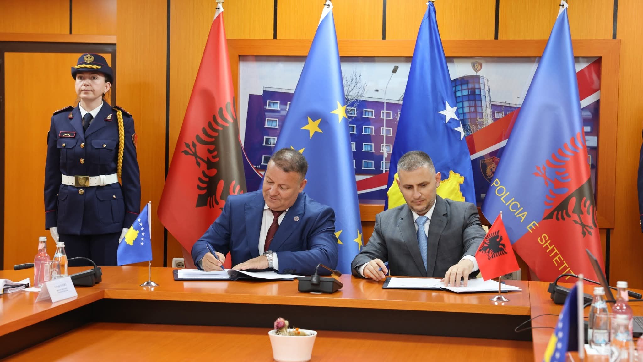 Kosovë Shqipëri forcojnë bashkëpunimin policor  nënshkruhet marrëveshja për patrullime të përbashkëta në sezonin turistik