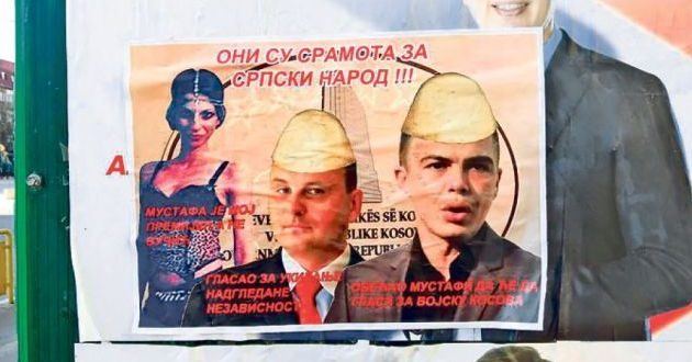 Zyrtarët serbë në afishe me plisa shqiptarësh, të vendosura nëpër rrugët e veriut të Kosovës