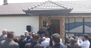 Në shtëpitë e Hasan Bajraktarit dhe Idriz Ferizit zbulohen pllakat përkujtimore, në nderim të kontributit për liri të vendit