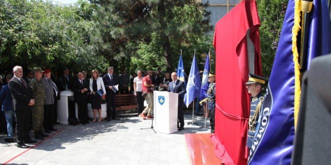 Zbulohet pllaka përkujtimore në nderim të ushtarëve të NATO-s dhe KFOR-it