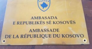 Përdhoset e dëmtohet pllaka e Ambasadës së Kosovës në Paris