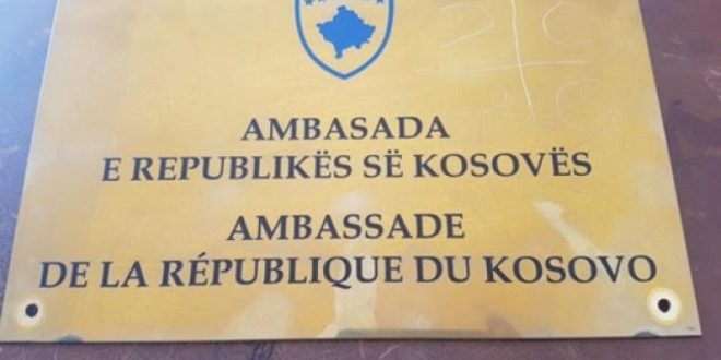 Përdhoset e dëmtohet pllaka e Ambasadës së Kosovës në Paris