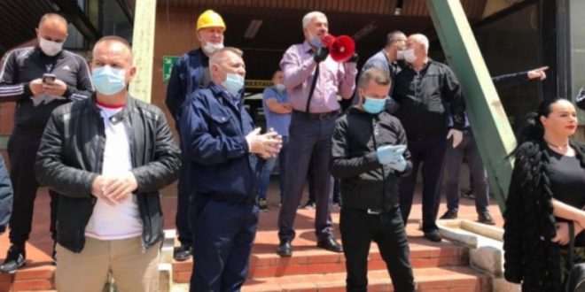 Dhjetëra punëtorë të KEK-ut protestojnë më kërkesën për kthimin në punë të kryeshefit ekzekutiv Njazi Thaçi