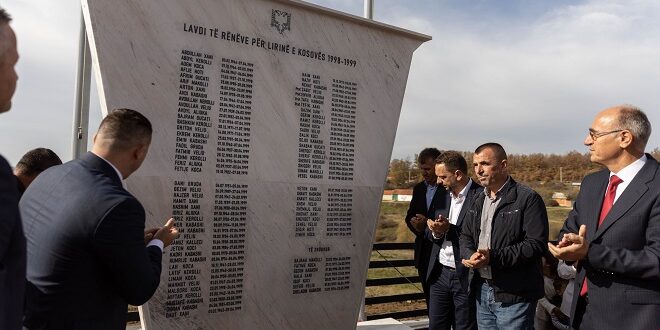 Në fshatin Polac të Skenderajt është bërë zbulimi i pllakës përkujtimore në nderim të të rënëve dëshmorë, martirëve dhe civilëve