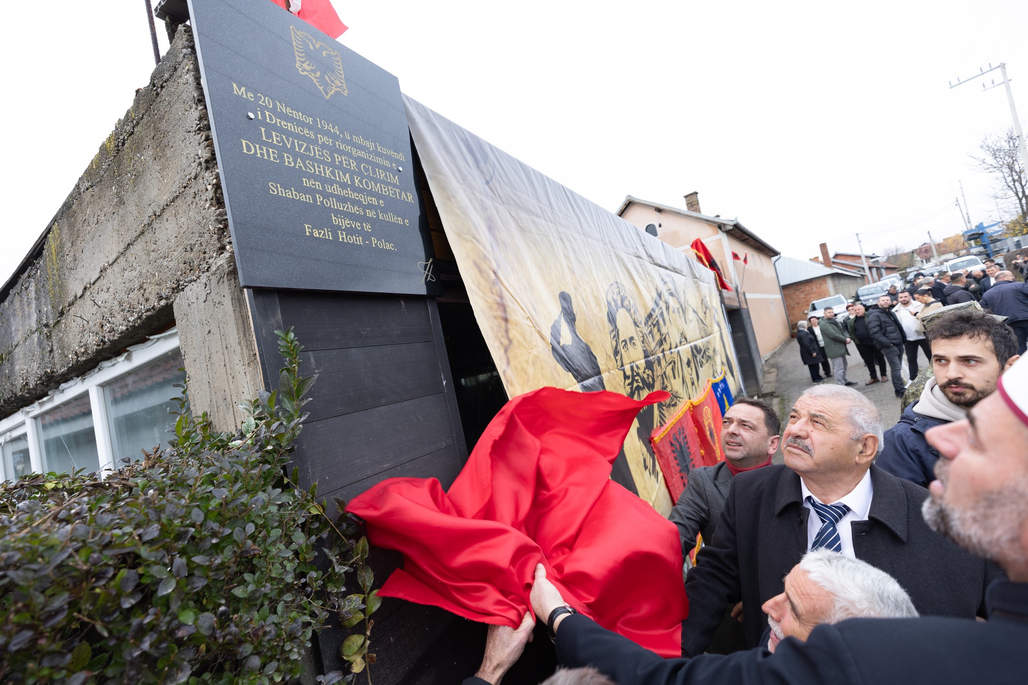 Në Polac të Skenderajt u bë zbulimi i pllakës përkujtimore kushtuar përvjetorit të mbajtjes së Kuvendit të Drenicës