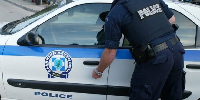 Policia greke ndaloi dy zyrtarë të Ministrisë së Jashtme të Shqipërisë për shkak të librave shqip