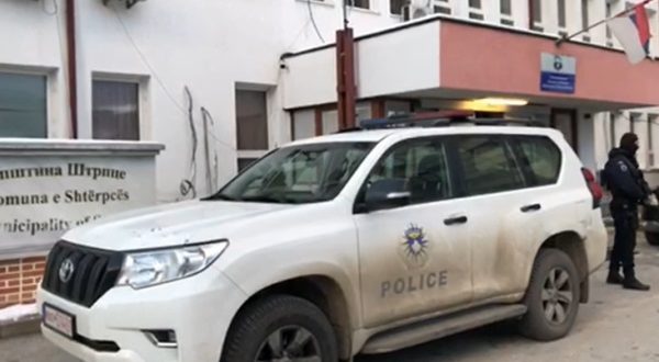 Gjatë një aksioni të Policisë, të dyshuar për ryshfet e keqpërdorim të detyrës zyrtare, u arrestuan disa zyrtarë e pronarë firmash