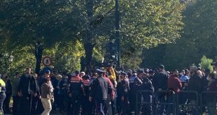 Në Tiranë, është arrestuar protestuesi që mbante pankartën, “Çamëria është gjallë”, para diplomatit grek, Dendias