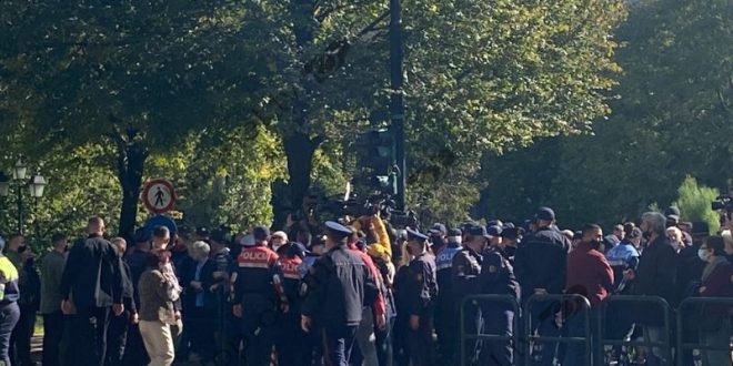 Në Tiranë, është arrestuar protestuesi që mbante pankartën, “Çamëria është gjallë”, para diplomatit grek, Dendias