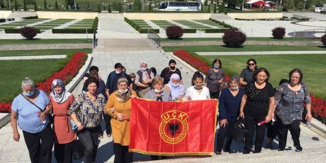 Shoqata “Gratë e Dëshmorëve” nderon e dëshmorët e kombit në Prekaz, Gllogjan dhe Landovicë