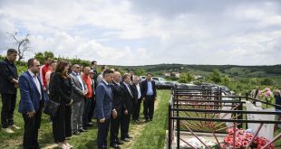 Kryeministri Haradinaj dhe kryetari i Skënderajt Bekim Jashari bënë homazhe te varret e Tahir Mehës dhe Nebih Mehës