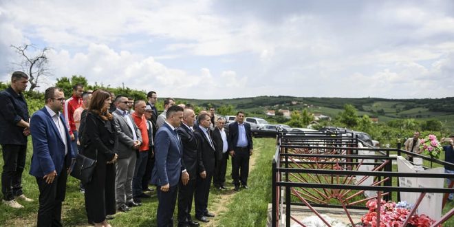 Kryeministri Haradinaj dhe kryetari i Skënderajt Bekim Jashari bënë homazhe te varret e Tahir Mehës dhe Nebih Mehës